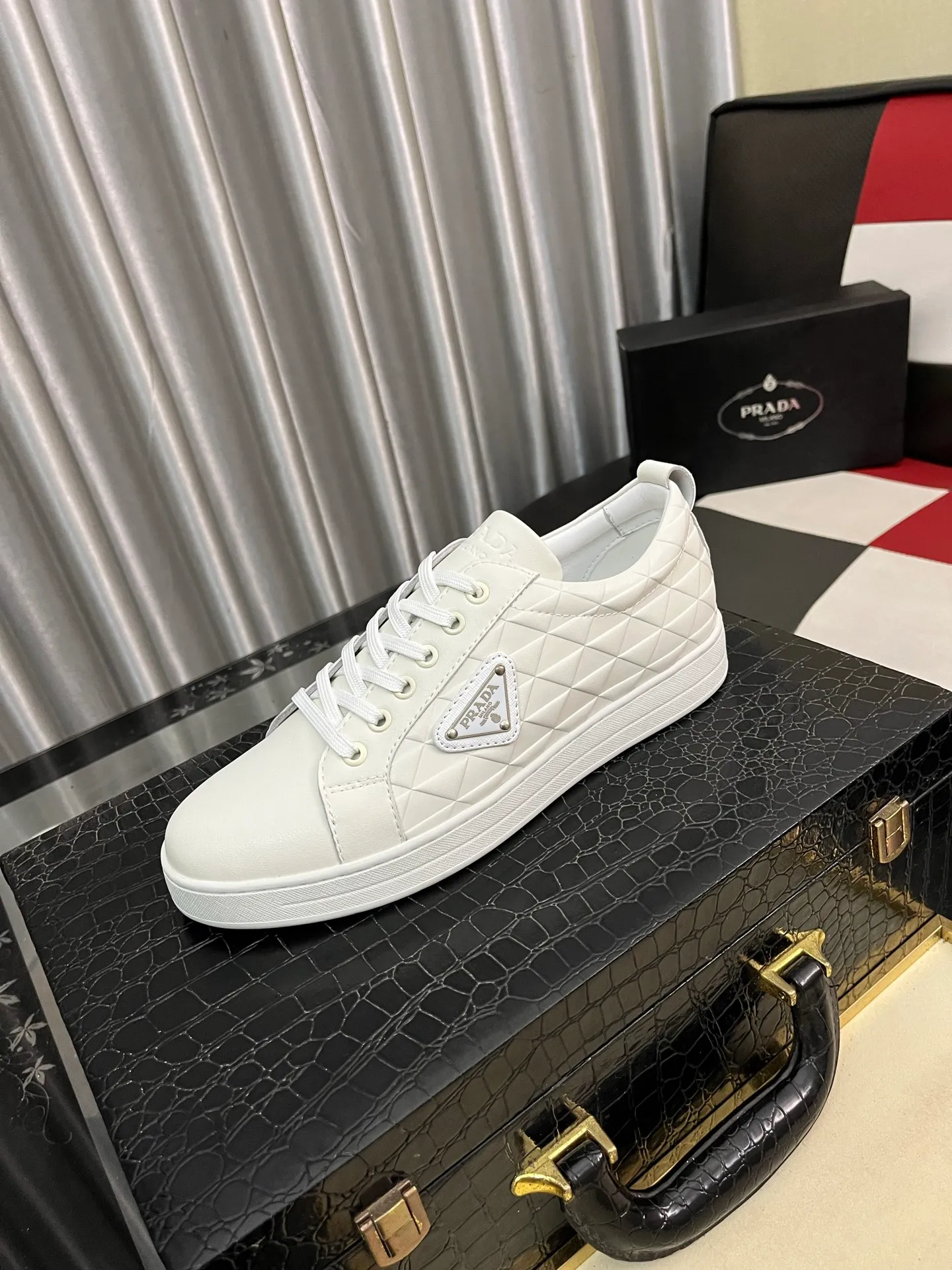 Men's shoes 💰440⌚️⌚️Prada•PRADA original quality.~ Unique modern style sneakers. 🏃A must-have casual shoe for trendy men😍😍 Original brand imported from Italy, imported original leather, sheep lining (refuses to discolor and grind feet) Sole: Original sole provided by the original factory, French lazy style design ⚠️Fit to the feet, original quality, super comfortable original sole. Code number: 38-444️⃣Colors available
